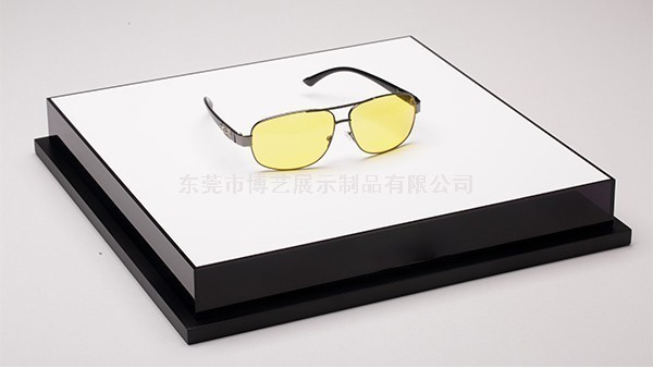 多少面的亞克力展示架展示效果更好呢？
